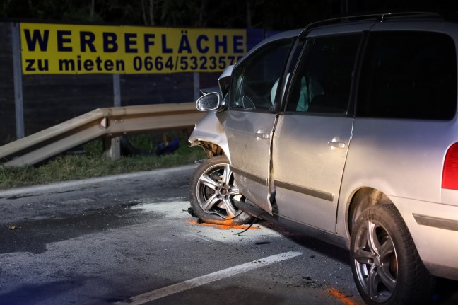 Person nach Frontalcrash auf Wiener Strae in Wels-Waidhausen schwer im Unfallwrack eingeklemmt