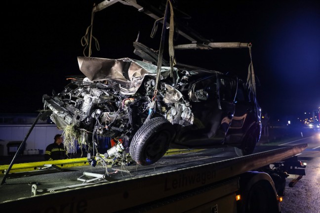 Person nach Frontalcrash auf Wiener Strae in Wels-Waidhausen schwer im Unfallwrack eingeklemmt