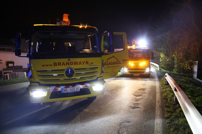 Person nach Frontalcrash auf Wiener Strae in Wels-Waidhausen schwer im Unfallwrack eingeklemmt