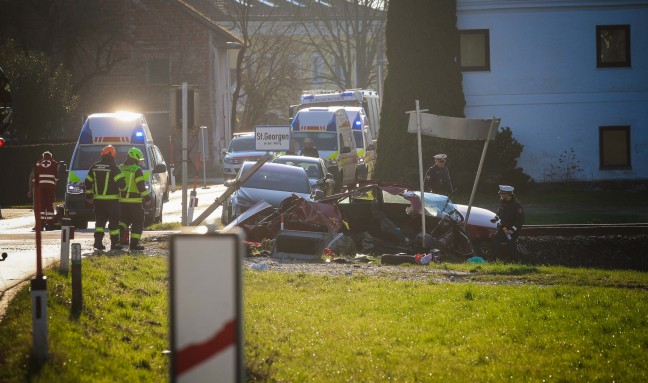 Auto auf Bahnbergang bei Burgkirchen mit Triebwagengarnitur eines Regionalexpress-Zuges kollidiert