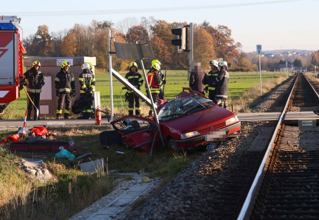 Auto auf Bahnbergang bei Burgkirchen mit Triebwagengarnitur eines Regionalexpress-Zuges kollidiert