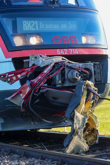 Auto auf Bahnbergang bei Burgkirchen mit Triebwagengarnitur eines Regionalexpress-Zuges kollidiert