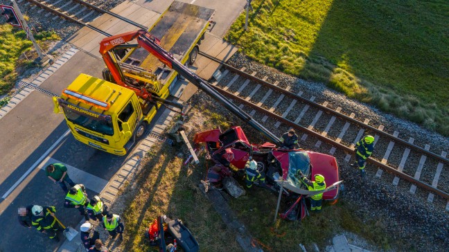 Auto auf Bahnbergang bei Burgkirchen mit Triebwagengarnitur eines Regionalexpress-Zuges kollidiert