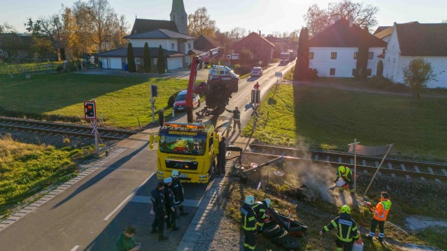 Auto auf Bahnbergang bei Burgkirchen mit Triebwagengarnitur eines Regionalexpress-Zuges kollidiert