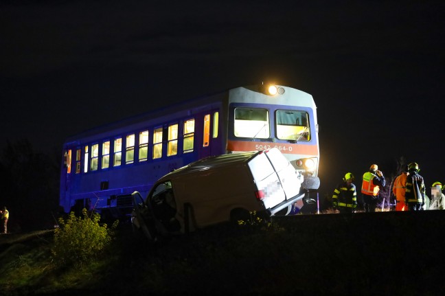 Unfall auf Bahnbergang: Kleintransporter bei Aurolzmnster von Regionalzug erfasst