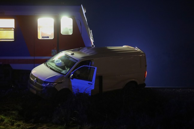 Unfall auf Bahnbergang: Kleintransporter bei Aurolzmnster von Regionalzug erfasst