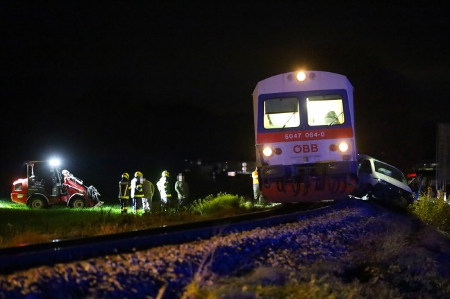 Unfall auf Bahnbergang: Kleintransporter bei Aurolzmnster von Regionalzug erfasst