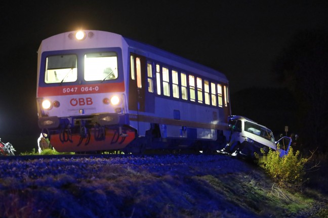 Unfall auf Bahnbergang: Kleintransporter bei Aurolzmnster von Regionalzug erfasst