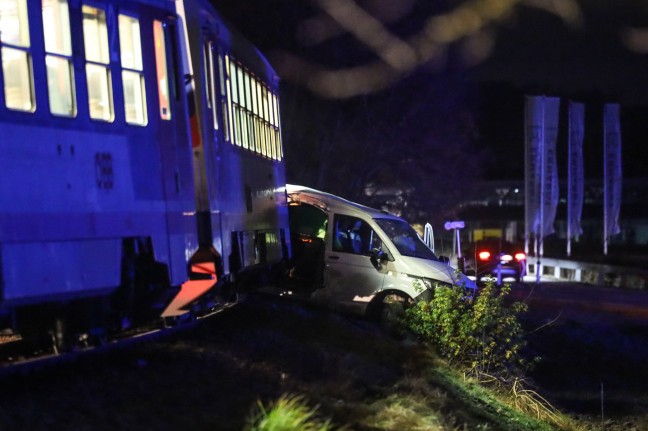 Unfall auf Bahnbergang: Kleintransporter bei Aurolzmnster von Regionalzug erfasst