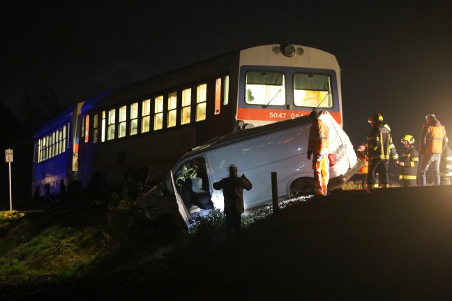 Unfall auf Bahnbergang: Kleintransporter bei Aurolzmnster von Regionalzug erfasst