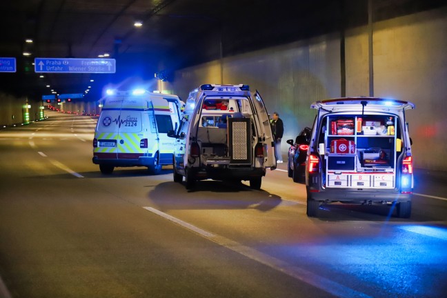 Unfall im Tunnel Bindermichl auf Mhlkreisautobahn in Linz fordert eine schwerverletzte Person