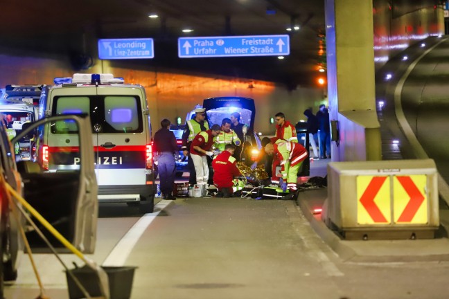 Unfall im Tunnel Bindermichl auf Mhlkreisautobahn in Linz fordert eine schwerverletzte Person