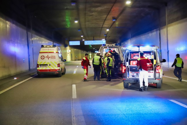 Unfall im Tunnel Bindermichl auf Mhlkreisautobahn in Linz fordert eine schwerverletzte Person