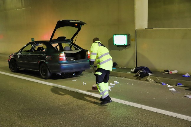 Unfall im Tunnel Bindermichl auf Mhlkreisautobahn in Linz fordert eine schwerverletzte Person