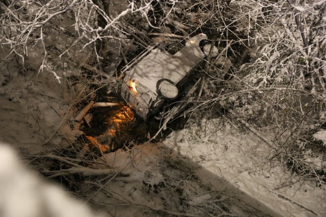 Absturz bei Schneefahrbahn: Kleintransporter auf Pyhrnpass Strae in St. Pankraz in Bach gestrzt