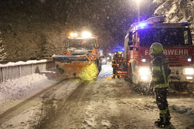 Absturz bei Schneefahrbahn: Kleintransporter auf Pyhrnpass Strae in St. Pankraz in Bach gestrzt