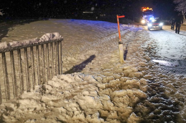 Absturz bei Schneefahrbahn: Kleintransporter auf Pyhrnpass Strae in St. Pankraz in Bach gestrzt