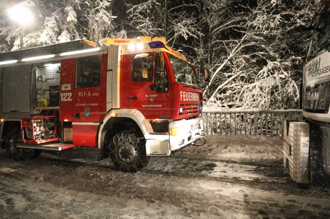 Absturz bei Schneefahrbahn: Kleintransporter auf Pyhrnpass Strae in St. Pankraz in Bach gestrzt