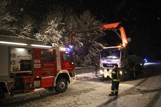 Absturz bei Schneefahrbahn: Kleintransporter auf Pyhrnpass Strae in St. Pankraz in Bach gestrzt