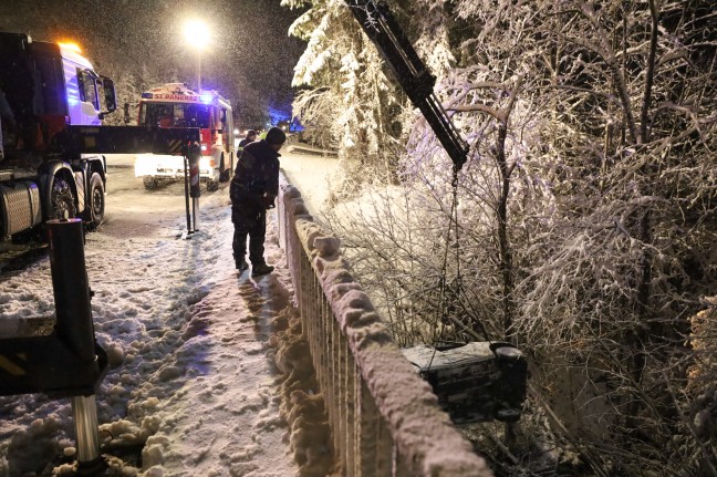 Absturz bei Schneefahrbahn: Kleintransporter auf Pyhrnpass Strae in St. Pankraz in Bach gestrzt