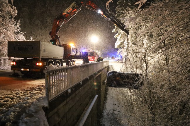 Absturz bei Schneefahrbahn: Kleintransporter auf Pyhrnpass Strae in St. Pankraz in Bach gestrzt