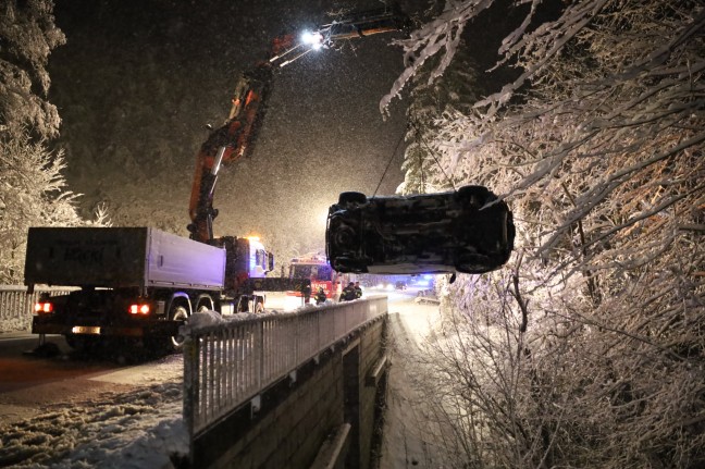 Absturz bei Schneefahrbahn: Kleintransporter auf Pyhrnpass Strae in St. Pankraz in Bach gestrzt