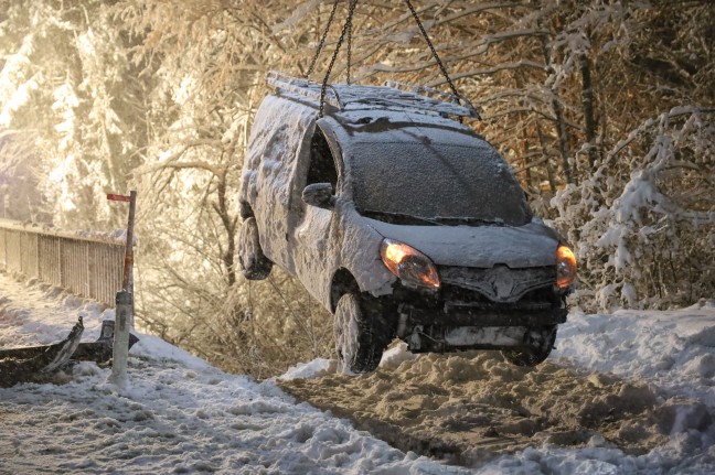 Absturz bei Schneefahrbahn: Kleintransporter auf Pyhrnpass Strae in St. Pankraz in Bach gestrzt