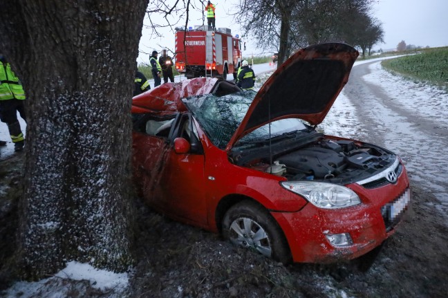 Auto bei Verkehrsunfall in Schiedlberg heftig gegen Baum geschleudert