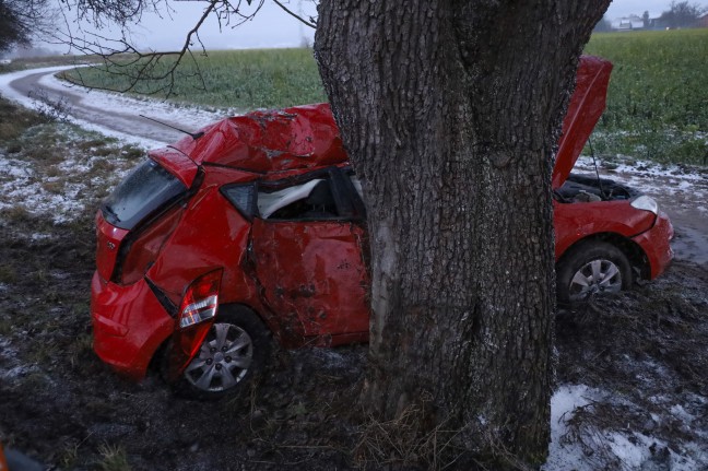 Auto bei Verkehrsunfall in Schiedlberg heftig gegen Baum geschleudert