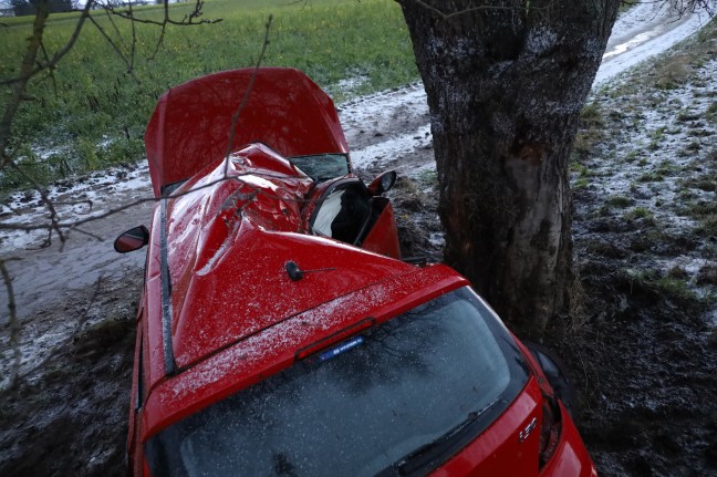 Auto bei Verkehrsunfall in Schiedlberg heftig gegen Baum geschleudert