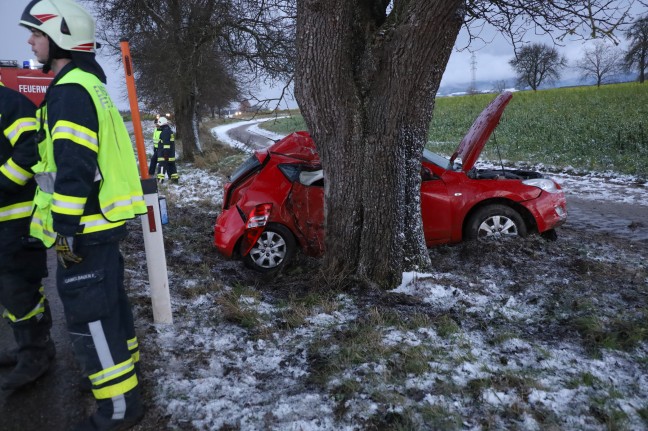 Auto bei Verkehrsunfall in Schiedlberg heftig gegen Baum geschleudert