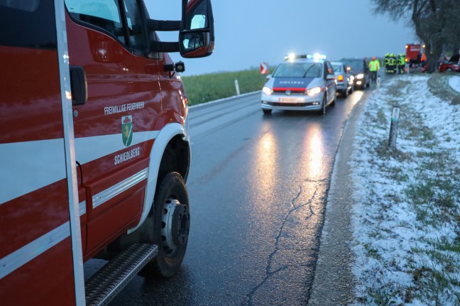 Auto bei Verkehrsunfall in Schiedlberg heftig gegen Baum geschleudert