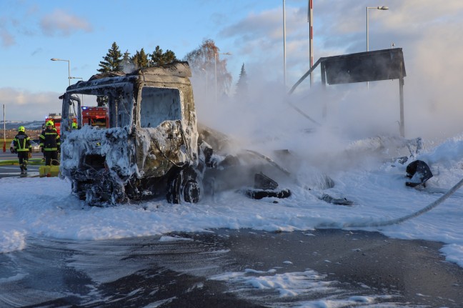 LKW in Vollbrand: Zwei Feuerwehren am Einsatzort in Pasching im Lscheinsatz