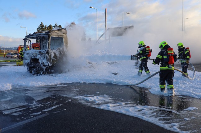 LKW in Vollbrand: Zwei Feuerwehren am Einsatzort in Pasching im Lscheinsatz