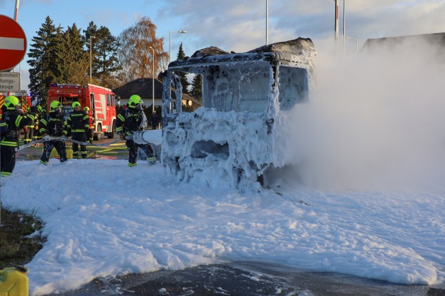 LKW in Vollbrand: Zwei Feuerwehren am Einsatzort in Pasching im Lscheinsatz