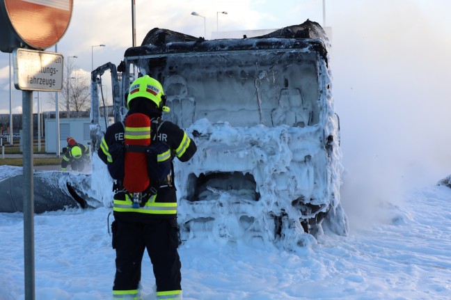 LKW in Vollbrand: Zwei Feuerwehren am Einsatzort in Pasching im Lscheinsatz