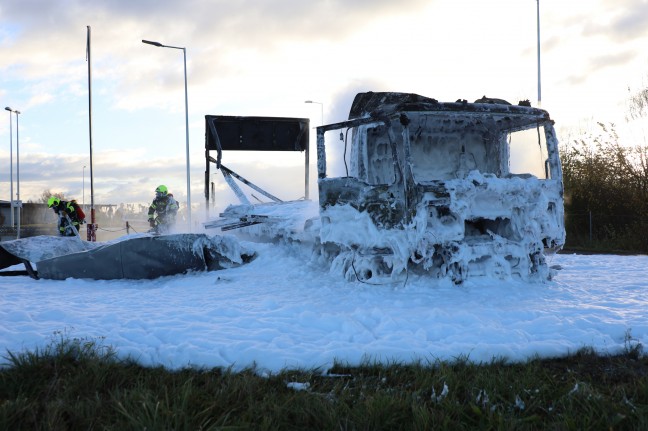 LKW in Vollbrand: Zwei Feuerwehren am Einsatzort in Pasching im Lscheinsatz