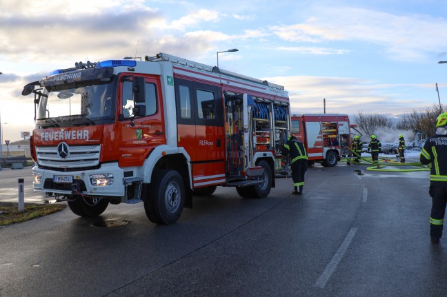 LKW in Vollbrand: Zwei Feuerwehren am Einsatzort in Pasching im Lscheinsatz