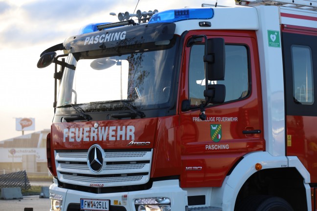 LKW in Vollbrand: Zwei Feuerwehren am Einsatzort in Pasching im Lscheinsatz