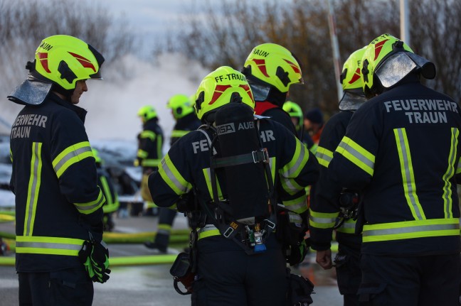 LKW in Vollbrand: Zwei Feuerwehren am Einsatzort in Pasching im Lscheinsatz