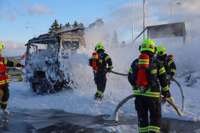 LKW in Vollbrand: Zwei Feuerwehren am Einsatzort in Pasching im Lscheinsatz