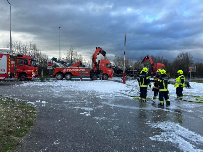 LKW in Vollbrand: Zwei Feuerwehren am Einsatzort in Pasching im Lscheinsatz