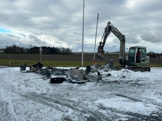 LKW in Vollbrand: Zwei Feuerwehren am Einsatzort in Pasching im Lscheinsatz