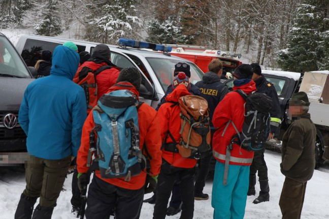 Schneefall erschwert Bergung: Untersuchungen nach Flugzeugabsturz mit vier Toten in Grnau im Almtal