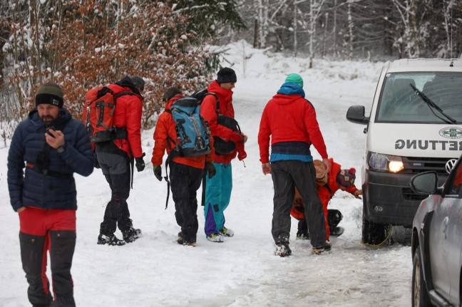 Schneefall erschwert Bergung: Untersuchungen nach Flugzeugabsturz mit vier Toten in Grnau im Almtal