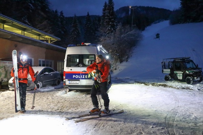 Schneefall erschwert Bergung: Untersuchungen nach Flugzeugabsturz mit vier Toten in Grnau im Almtal