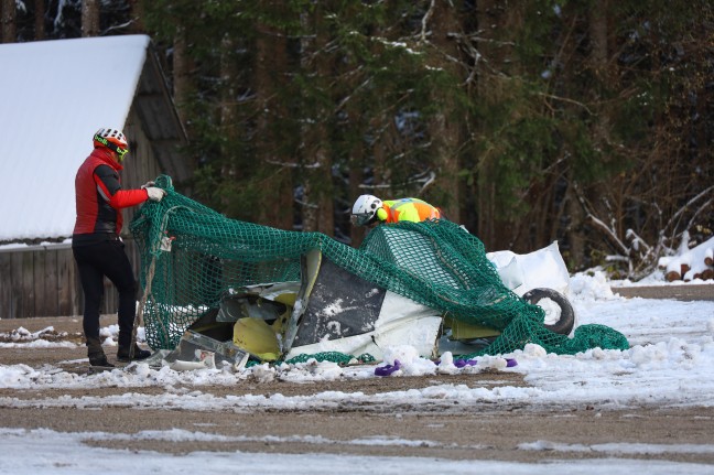 Flugzeugwrack nach Absturz mit vier Todesopfern vom Kasberg in Grnau im Almtal geborgen