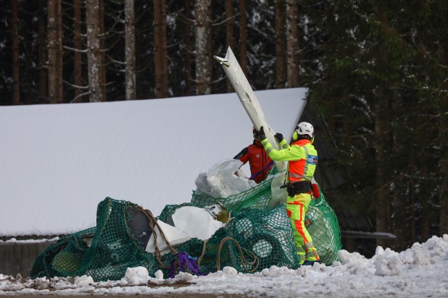 Flugzeugwrack nach Absturz mit vier Todesopfern vom Kasberg in Grnau im Almtal geborgen