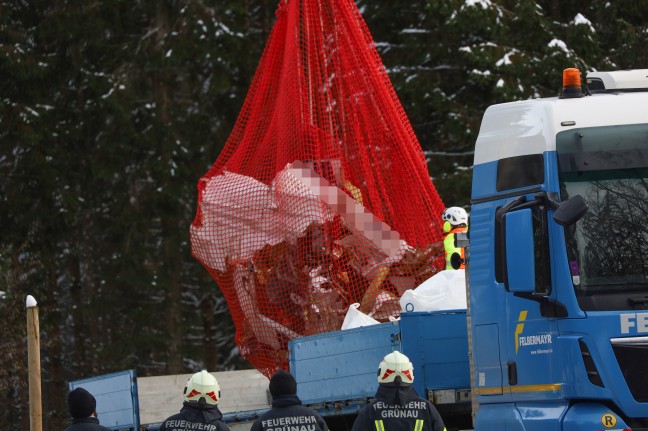 Flugzeugwrack nach Absturz mit vier Todesopfern vom Kasberg in Grnau im Almtal geborgen