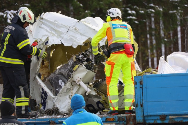 Flugzeugwrack nach Absturz mit vier Todesopfern vom Kasberg in Grnau im Almtal geborgen